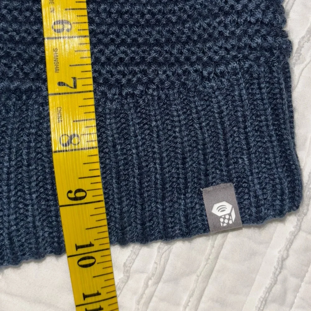 Mountain Hardwear navy knit toboggan/ beanie w/oversized Pom Pom outdoor hippie